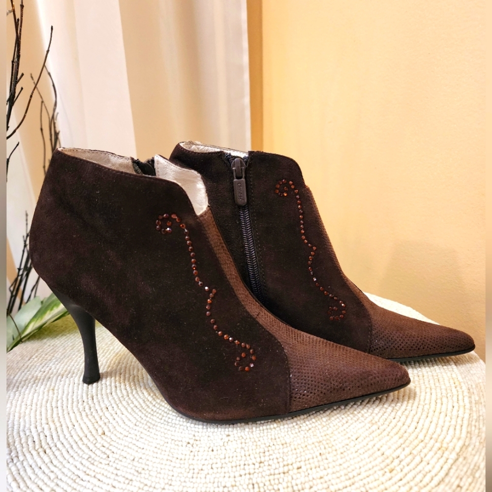 NWT.Luxury clodilde made in italy Leather ankle boots.Size 34. USA 6